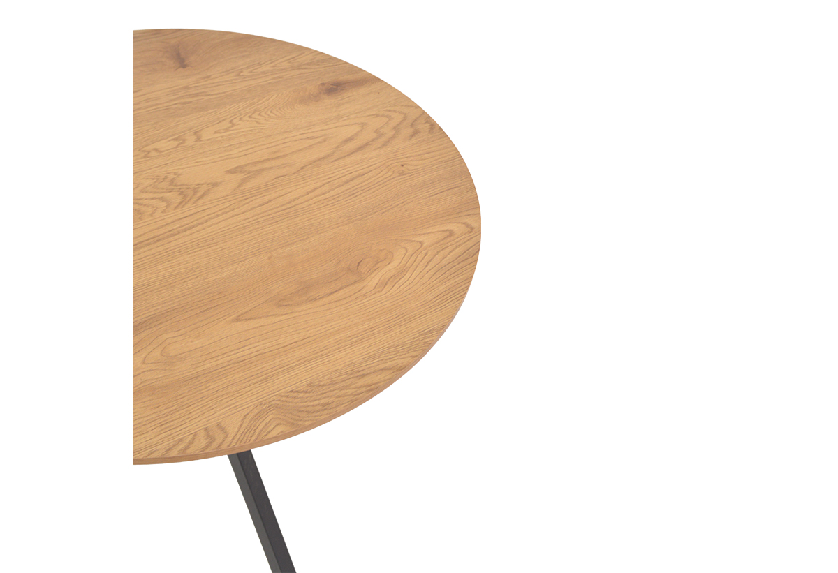 Απεικονίζεται κοντινό στην  άκρη του τραπεζιού.